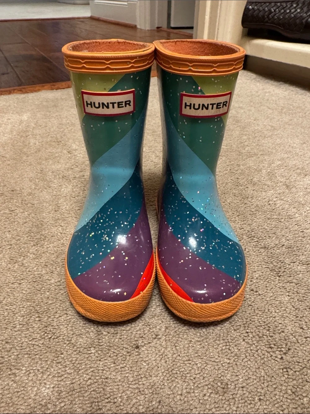 Adorable Hunter Rainbow Rain boots! Very Good Condition. US size 6